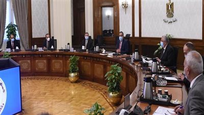 رئيس الوزراء يتابع نتائج تجربة زراعة القطن قصير التيلة في شرق العوينات (صور)