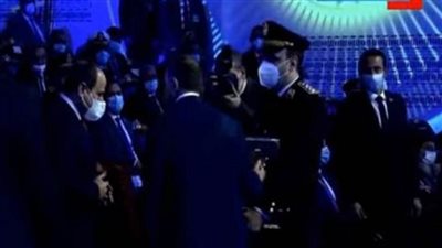 وزير الداخلية يقدم للرئيس السيسي هدية تذكارية في احتفالية عيد الشرطة