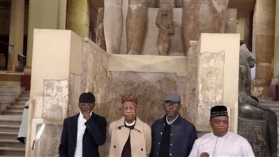 وزير السياحة النيجيري يزور متحف التحرير ويلتقط صورًا تذكارية بجوار قناع توت عنخ آمون