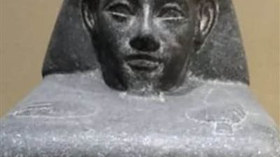 متحف سوهاج القومي يعرض تمثال كتلة من الجرانيت الأسود للكاهن باحري خنسو