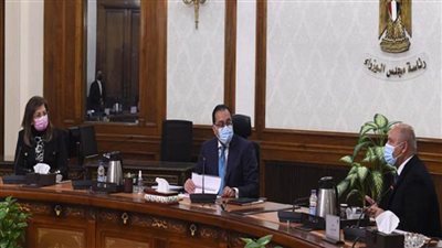 رئيس الوزراء يتابع موقف تنفيذ قرارات نزع الملكية والتعويضات الخاصة بمشروعات الطرق والمحاور (صور)