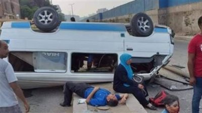 إصابة 5 أشخاص فى انقلاب سيارة ميكروباص بسوهاج