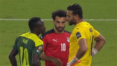 أبو جبل يتصدى لركلة جزاء من ماني في مباراة مصر والسنغال 