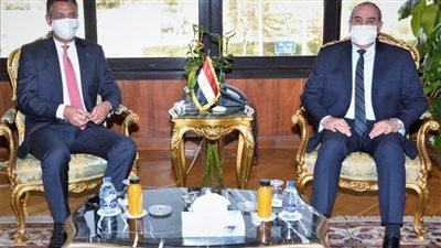وزير الطيران المدني يبحث أوجه التعاون مع الهيئة القومية للبريد 