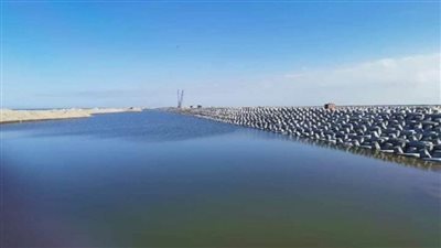 بدء تنفيذ المرحلة الثانية من عملية حماية شاطئ الأبيض في مرسى مطروح (صور)