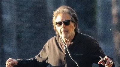 بالصور .. آل باتشينو يرقص فى شوارع بيفرلى هيلز على أغانى هاتفه