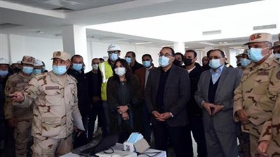 مدبولي يتفقد أول فرع لبنك يقدم خدمات مصرفية في العاصمة الإدارية (صور)