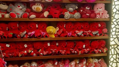 المحلات تتزين باللون الاحمر لشراء هدايا عيد الحب بالغربية 