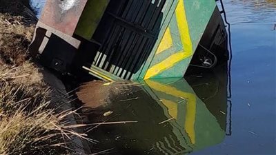 بالصور .. انقلاب جرار قطار قصب فى ترعة القرايا بمدينة إسنا دون إصابات