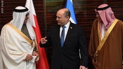 رئيس وزراء إسرائيل يلتقي ملك البحرين وقائد الأسطول الخامس