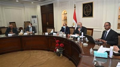 وزير الإسكان يترأس لجنة تسيير أعمال تنفيذ برنامج خدمات الصرف الصحي المُستدامة بالمناطق الريفية (صور)
