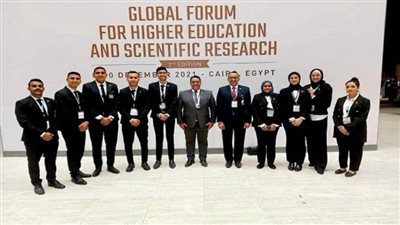 د. خالد عبدالغفار يتلقى تقريرًا عن دور مركز إعداد القادة بجامعة قناة السويس (صور)