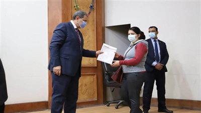 وزير القوى العاملة يسلم 3526 وثيقة تأمين تكافلي للعمالة غير المنتظمة (صور)