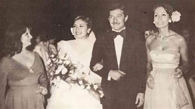 شاهد .. صورة نادرة لحفل زفاف الراحلة جالا فهمى وبجوارها شادية