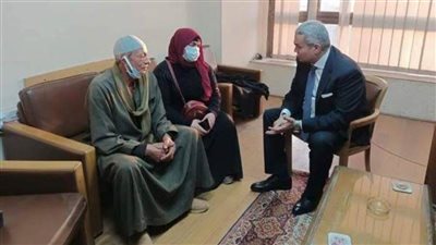 مساعد وزير الخارجية يستقبل عائلة المواطن المصاب في أوكرانيا