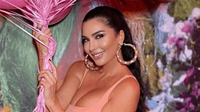  لاميتا فرنجية تستعرض رشاقتها بتدريبات رياضية على الشاطىء (فيديو)