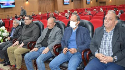 محافظ بورسعيد يلتقي رؤساء الأحياء ويشدد علي تكثيف أعمال إزالة الاشغالات والمخالفات