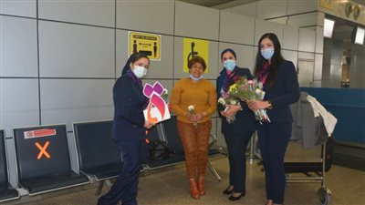 مطار القاهرة يحتفل بيوم المرأة العالمي مع المسافرين | صور