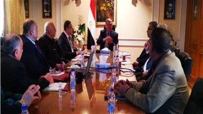 وزير قطاع الأعمال يستعرض خطة تطوير «راكتا» للورق