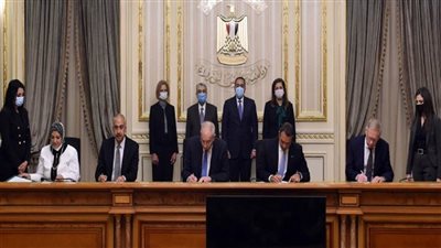 رئيس الوزراء يشهد توقيع مذكرة تفاهم بشأن مشروع إنتاج الأمونيا الخضراء (صور)