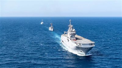 البحرية المصرية والفرنسية تنفذان تدريباً بحرياً عابراً بنطاق قاعدة برنيس