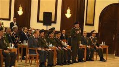 الرئيس السيسى وقادة القوات المسلحة يؤدون صلاة الجمعة بمسجد المشير