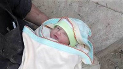 العثور على طفلة رضيعة عمرها يوم ملقاة في الطريق العام بالغربية 