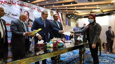 سعفان ومحافظ البحيرة يسلمان 5569 وثيقة تأمين تكافلي للعمالة غير المنتظمة (صور)