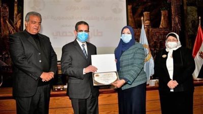 وكيل تعليم الغربية.. يهنئ مدير عام زفتى لجهودها الملهمة بالمحافظة