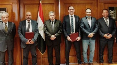 وزير قطاع الأعمال العام يشهد توقيع عقد استشارات بين شركتي النصر للسيارات و