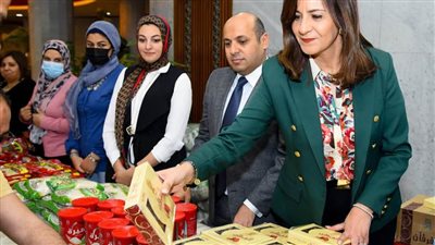 وزارة الهجرة تشارك مؤسسة مصر الخير  في تعبئة كراتين حملة 