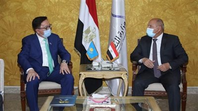 وزير النقل يستقبل سفير كازاخستان لبحث التعاون في مجال السكك الحديدية (صور)