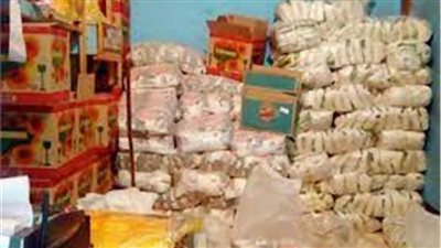 ضبط 30 طن سلع غذائية مجهولة المصدر قبل بيعها بالسوق السوداء بالجيزة