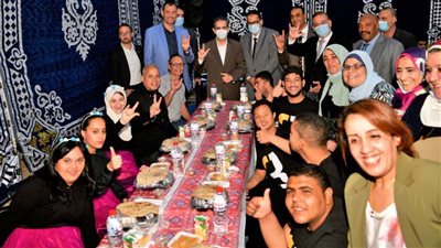 محافظ الغربية يشارك ١٠٠ من الطلاب ذوي الهمم إفطارهم بمدرسة ناصر .. 