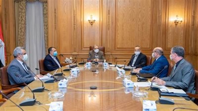 وزير الإنتاج الحربي يوجه رؤساء القطاعات بالالتزام بمواعيد تسليم المشروعات (صور)