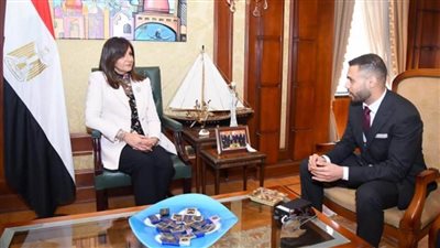 نبيلة مكرم تمنح إسلام العشيري بطل إنقاذ المدنيين في أوكرانيا درع وزارة الهجرة (صور)