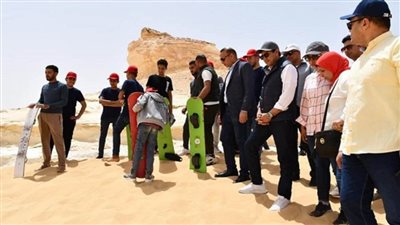 وزير الرياضة يشهد مسابقات التزلج على الرمال في مستهل زيارته للواحات البحرية (صور)
