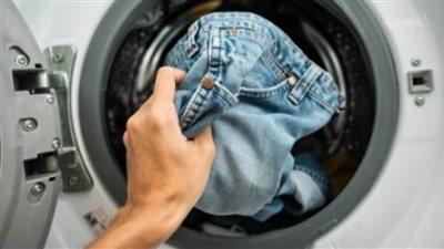حيلة بسيطة لتنظيف الجينز فى 6 خطوات.. مش لازم يتغسل