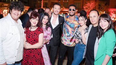 بالصور .. نجوم الفن والسياسة والإعلام يحتفلون بانتهاء تصوير 