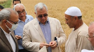 وزير الزراعة ومحافظ القليوبية يتفقدان حقول القمح بالمحافظة (صور)