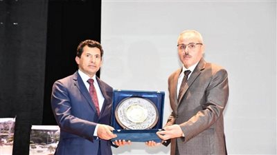 وزير الرياضة في حوار مفتوح مع شباب جامعة قناة السويس (صور)