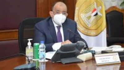 وزير التنمية المحلية يهنئ رئيس الوزراء بعيد العمال