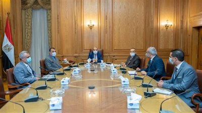 وزير الإنتاج الحربي يبحث تسويق منتجات الشركات التابعة إلكترونيا (صور)