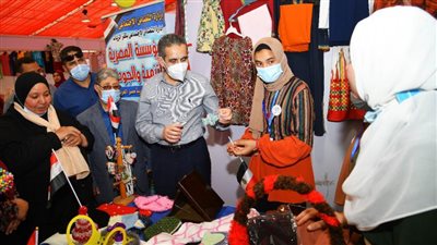 محافظ الغربية يتفقد معارض 