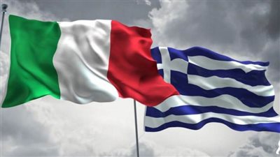 إيطاليا واليونان تخففان قيود كورونا قبل ذروة موسم السياحة في أوروبا