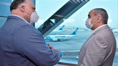 في أول أيام عيد الفطر.. وزير الطيران يتفقد مطار القاهرة لمتابعة انتظام التشغيل (صور)