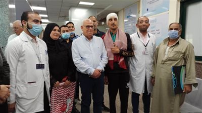 محافظ بورسعيد يتفقد مستشفي الزهور ويلتقي بعدد من المواطنين