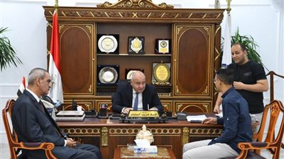 محافظ قنا يواصل استقبال المواطنين بمكتبه لبحث شكواهم عقب عطلة عيد الفطر  