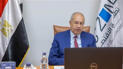 رئيس المنطقة الاقتصادية لقناة السويس يستعرض فرص الهيدروجين الأخضر في المناطق الصناعية (صور)