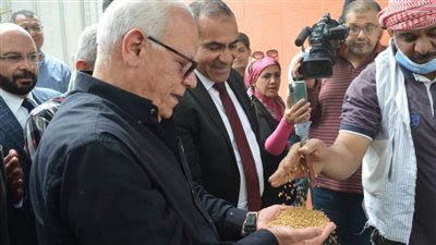 محافظ بورسعيد يشهد بدء استلام القمح بصوامع  المنطقة الصناعية جنوب بورسعيد